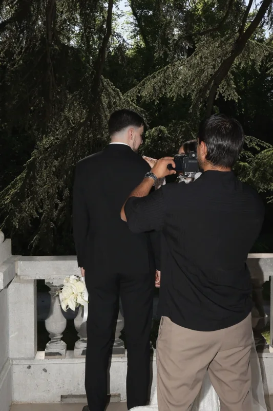 Les mariés et un photographe photographiés de dos