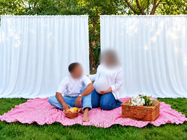 Séance grossesse en couple dans un jardin