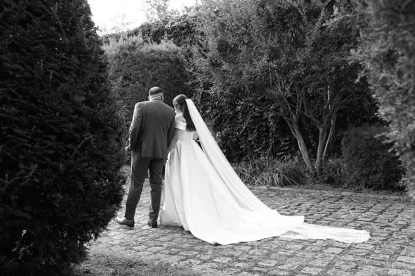 Les instants à deux — photographie de mariage IR STUDIO en noir et blanc