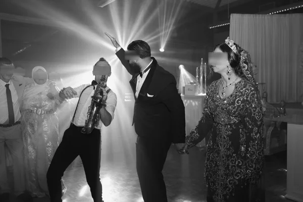 La joie partagée — photographie de mariage IR STUDIO en noir et blanc