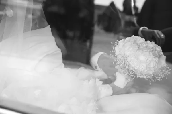 La beauté des détails — photographie de mariage IR STUDIO en noir et blanc