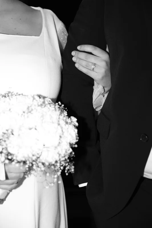 La beauté des détails — photographie de mariage IR STUDIO en noir et blanc