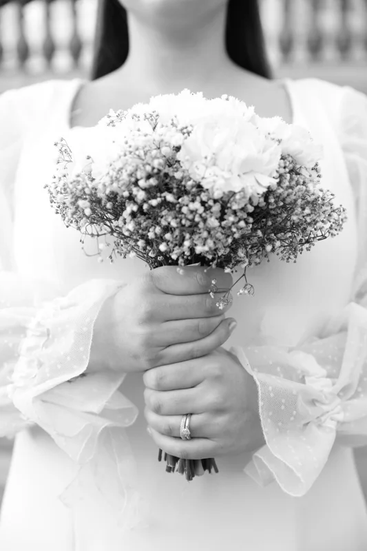 La beauté des détails — photographie de mariage IR STUDIO en noir et blanc