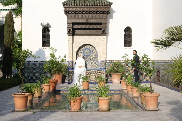 Les mariés dans un jardin d’inspiration marocaine