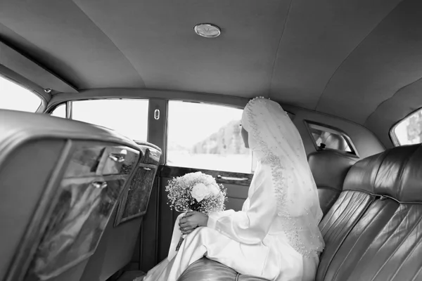 Une allure, une lumière — photographie de mariage IR STUDIO en noir et blanc