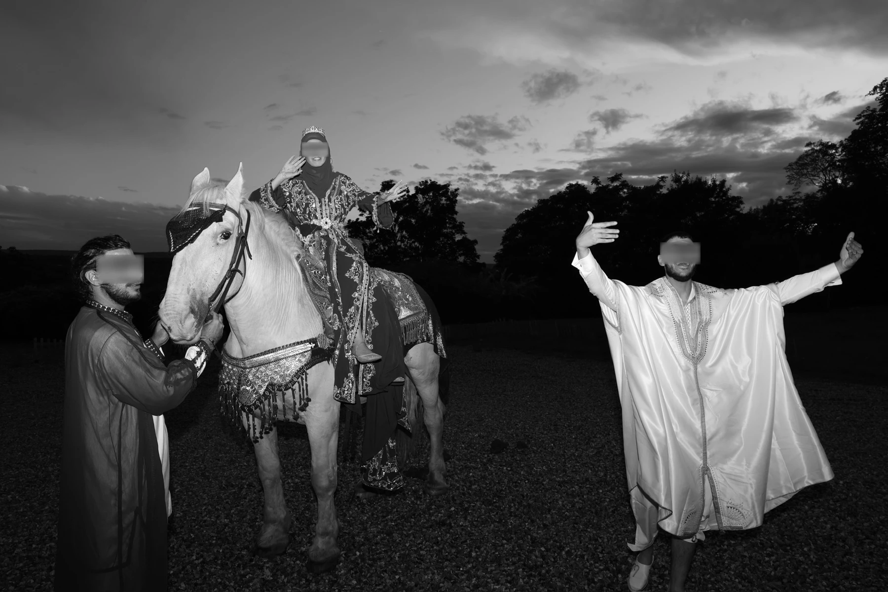 Entrée à cheval et célébration de mariage en noir et blanc