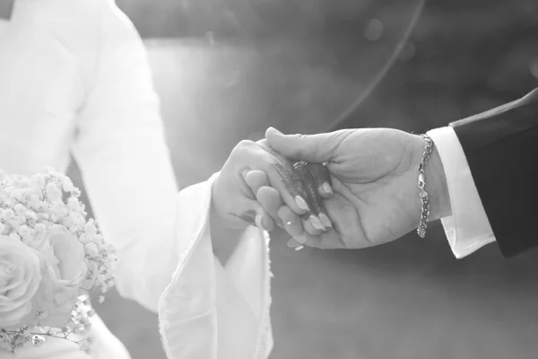 La beauté des détails — photographie de mariage IR STUDIO en noir et blanc