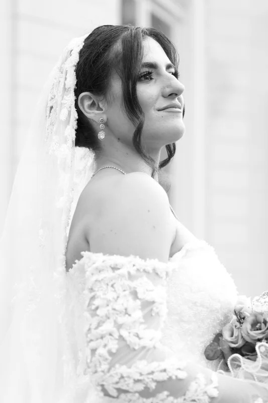 Une allure, une lumière — photographie de mariage IR STUDIO en noir et blanc