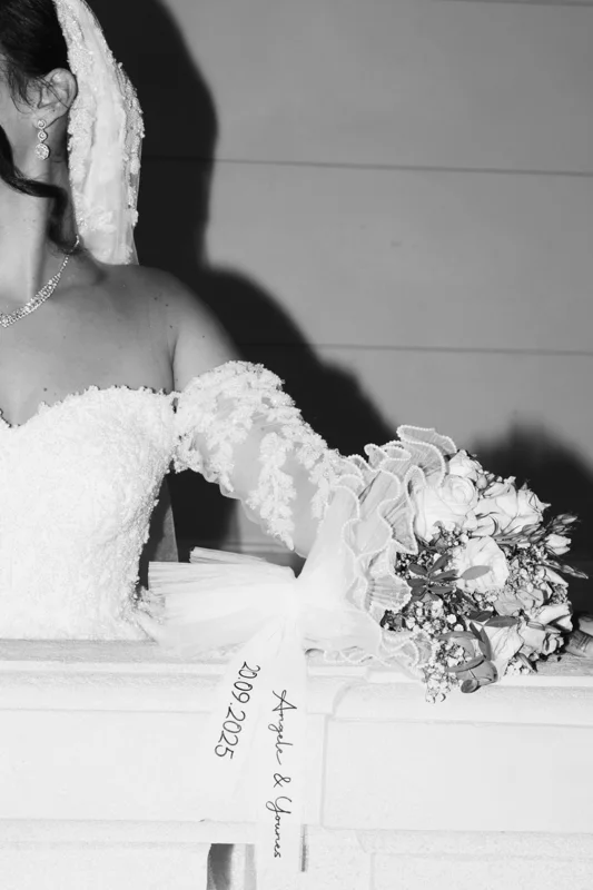 Une allure, une lumière — photographie de mariage IR STUDIO en noir et blanc