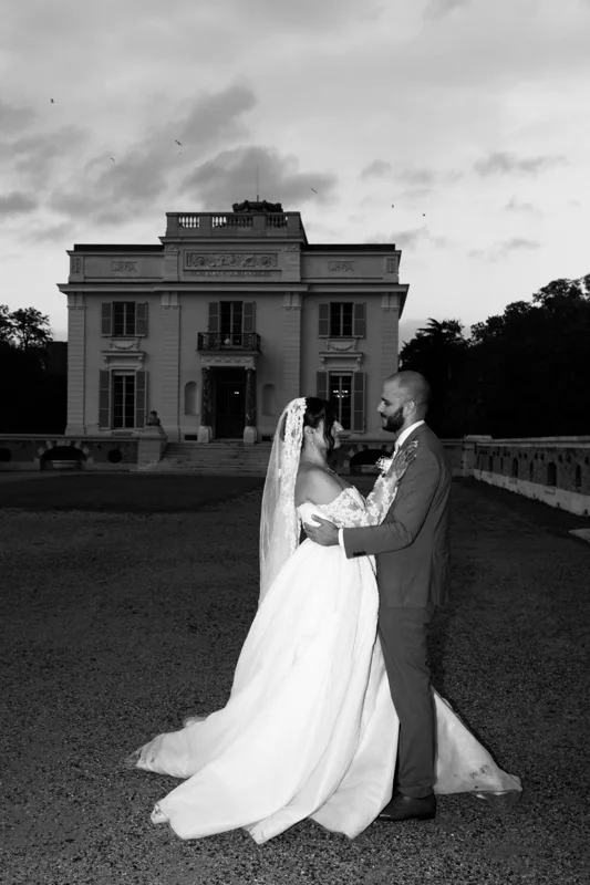 Les instants à deux — photographie de mariage IR STUDIO en noir et blanc