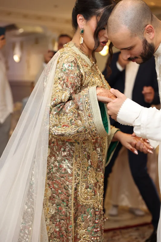 Un baiser sur la main de la mariée