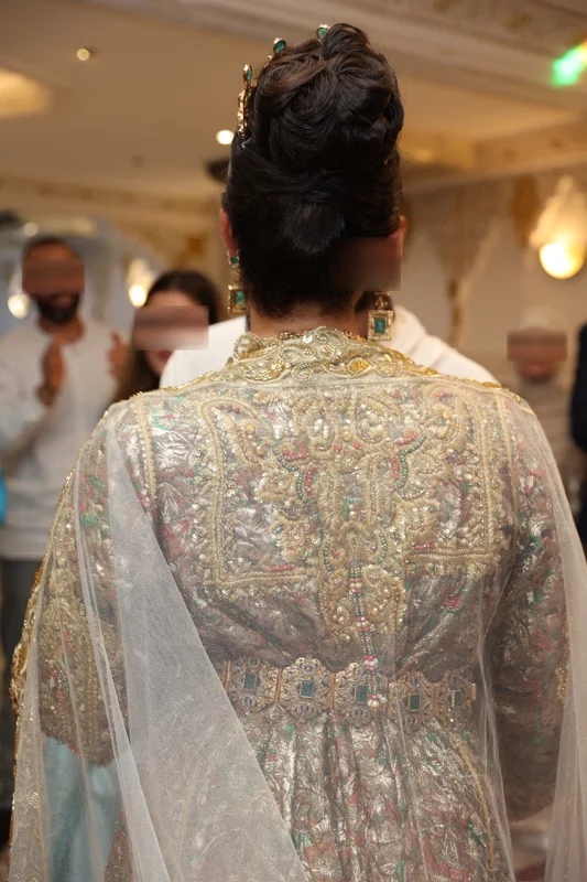 Mariée de dos en tenue marocaine brodée