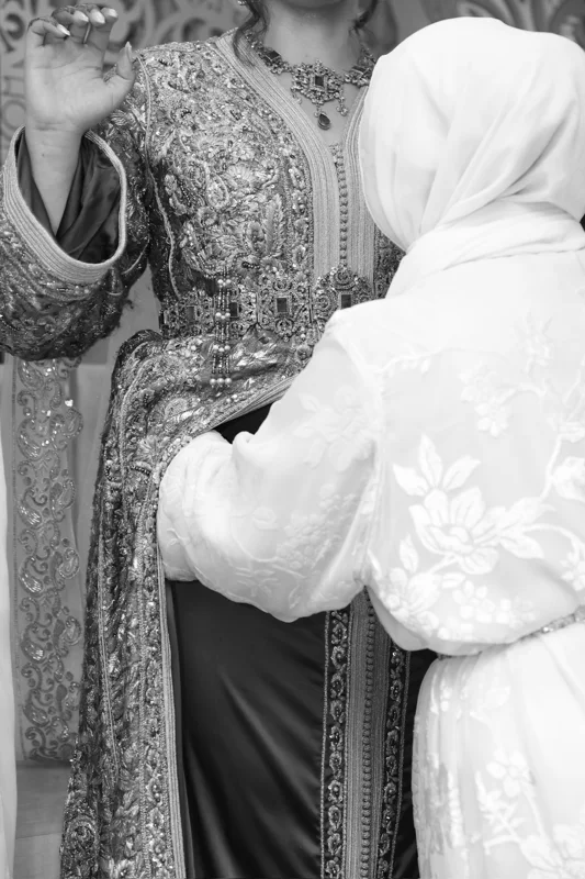 Gestes autour de la tenue de la mariée