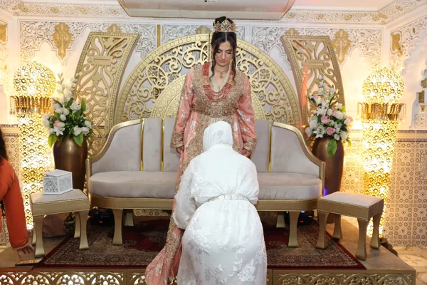 Tenue marocaine rose et broderies dorées
