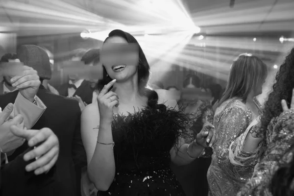 La joie partagée — photographie de mariage IR STUDIO en noir et blanc