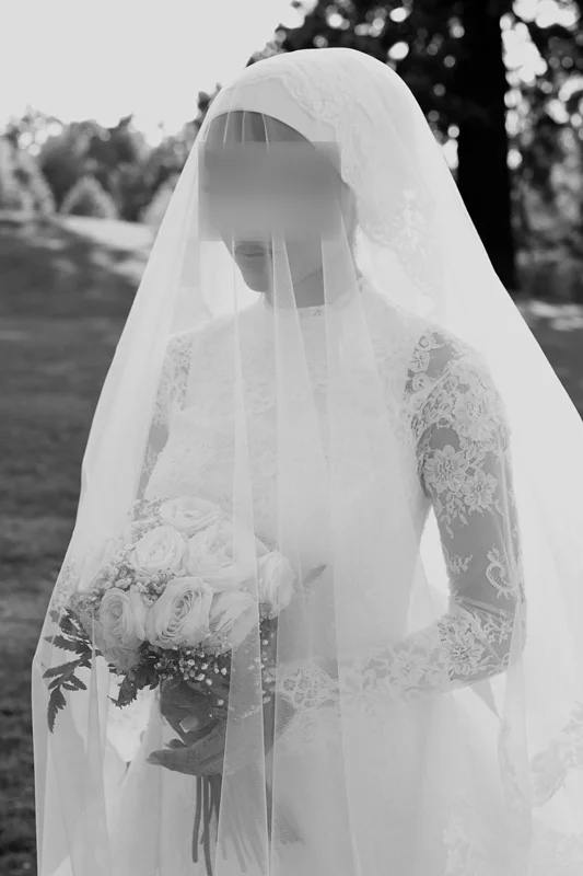 Une allure, une lumière — photographie de mariage IR STUDIO en noir et blanc