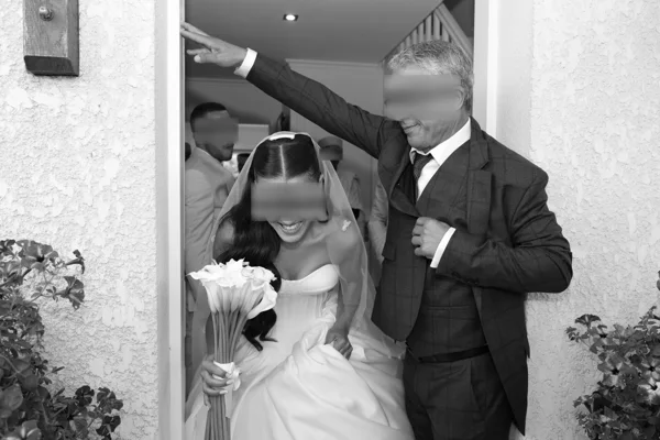 La joie partagée — photographie de mariage IR STUDIO en noir et blanc