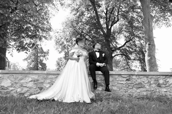 Les instants à deux — photographie de mariage IR STUDIO en noir et blanc
