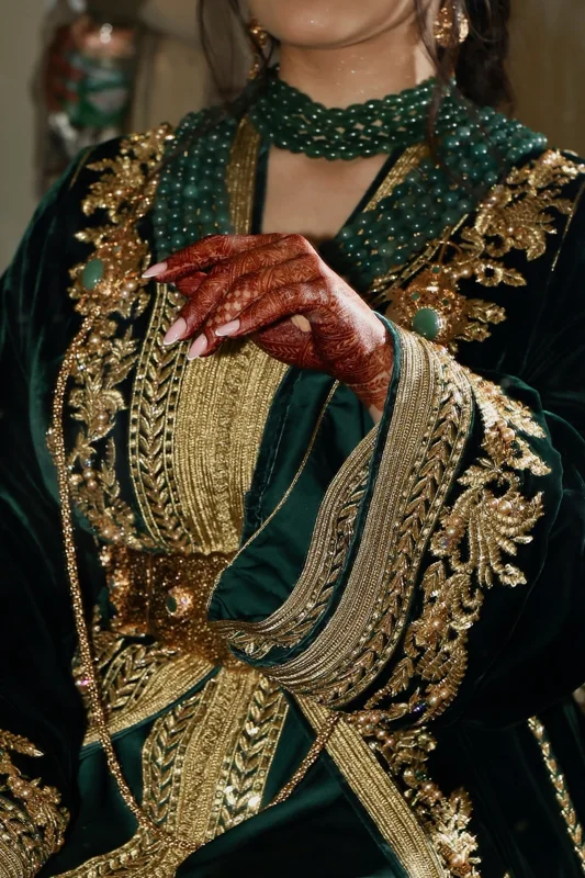 Broderies vertes et dorées