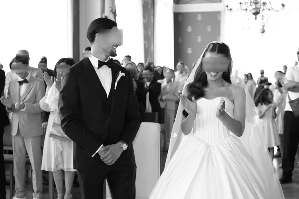 La joie partagée — photographie de mariage IR STUDIO en noir et blanc