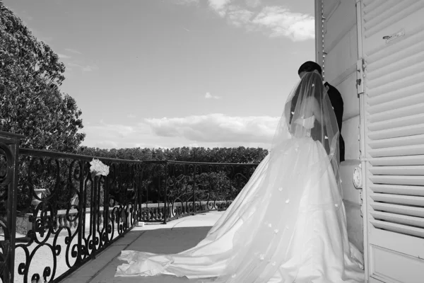 Une allure, une lumière — photographie de mariage IR STUDIO en noir et blanc