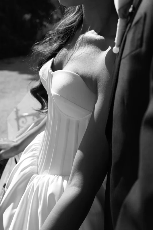 La beauté des détails — photographie de mariage IR STUDIO en noir et blanc