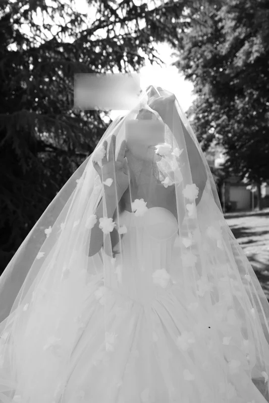 Une allure, une lumière — photographie de mariage IR STUDIO en noir et blanc