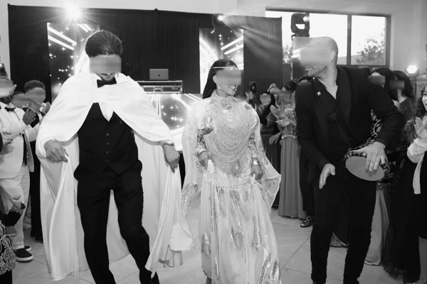 La joie partagée — photographie de mariage IR STUDIO en noir et blanc