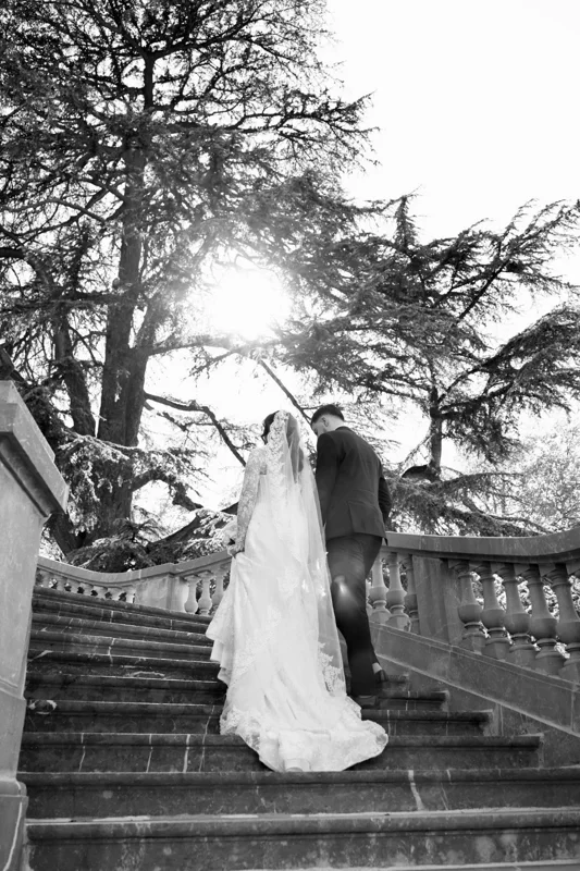 Une allure, une lumière — photographie de mariage IR STUDIO en noir et blanc