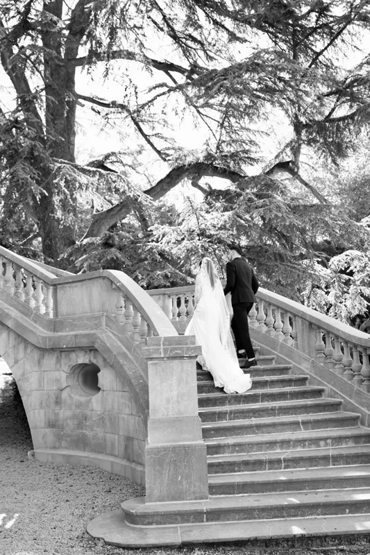 Une allure, une lumière — photographie de mariage IR STUDIO en noir et blanc
