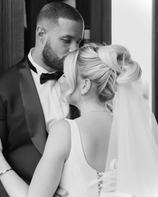 Les instants à deux — photographie de mariage IR STUDIO en noir et blanc