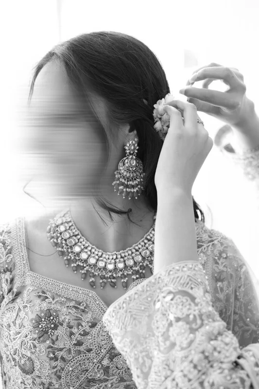 Avant le premier regard — photographie de mariage IR STUDIO en noir et blanc