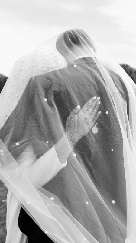 Les instants à deux — photographie de mariage IR STUDIO en noir et blanc
