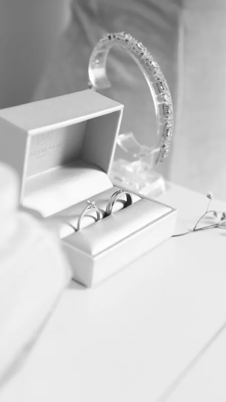 La beauté des détails — photographie de mariage IR STUDIO en noir et blanc