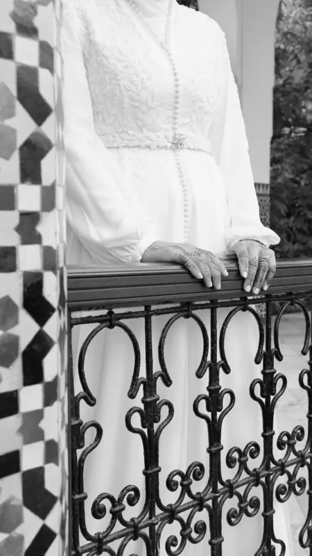 La beauté des détails — photographie de mariage IR STUDIO en noir et blanc