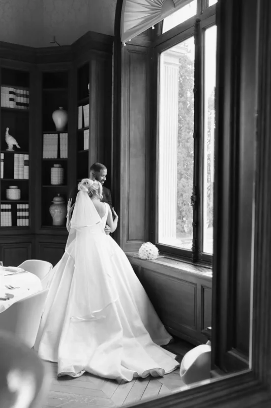 Avant le premier regard — photographie de mariage IR STUDIO en noir et blanc