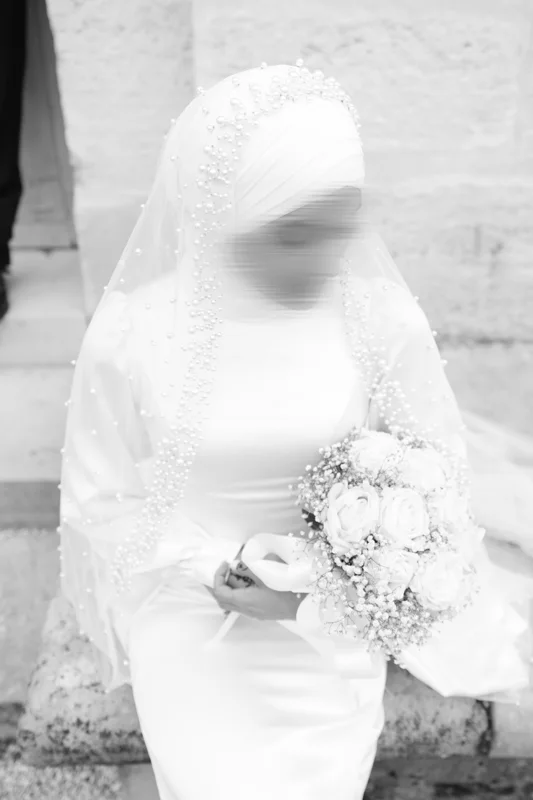 Une allure, une lumière — photographie de mariage IR STUDIO en noir et blanc