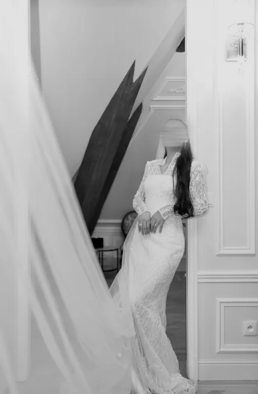 Avant le premier regard — photographie de mariage IR STUDIO en noir et blanc