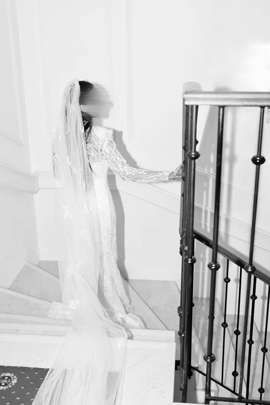 Une allure, une lumière — photographie de mariage IR STUDIO en noir et blanc