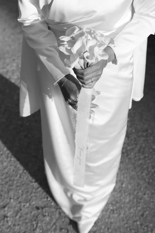 La beauté des détails — photographie de mariage IR STUDIO en noir et blanc