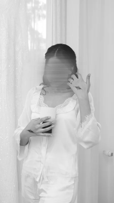 Avant le premier regard — photographie de mariage IR STUDIO en noir et blanc