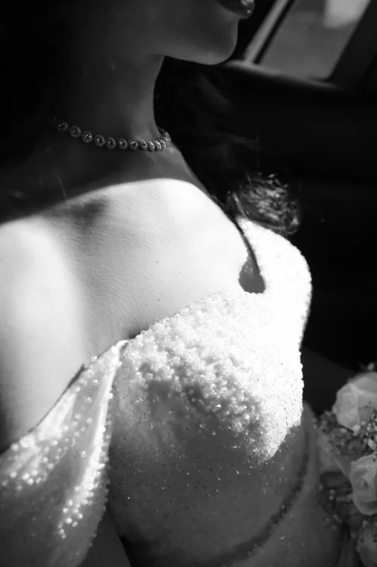 La beauté des détails — photographie de mariage IR STUDIO en noir et blanc