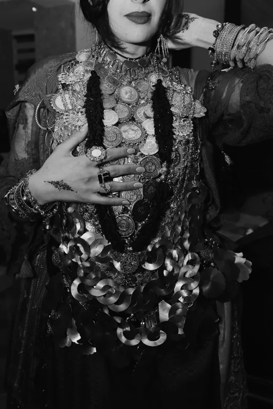 Détail de bijoux et de tenue traditionnelle