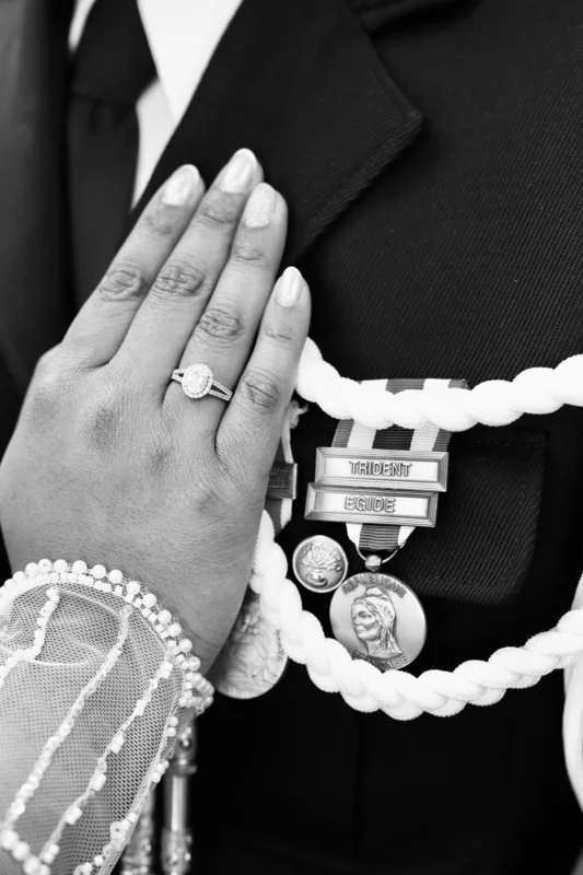 La beauté des détails — photographie de mariage IR STUDIO en noir et blanc