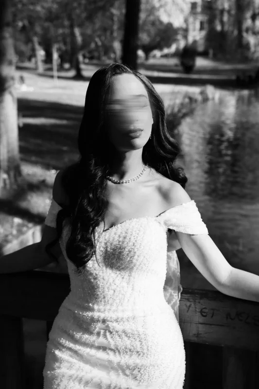 Une allure, une lumière — photographie de mariage IR STUDIO en noir et blanc