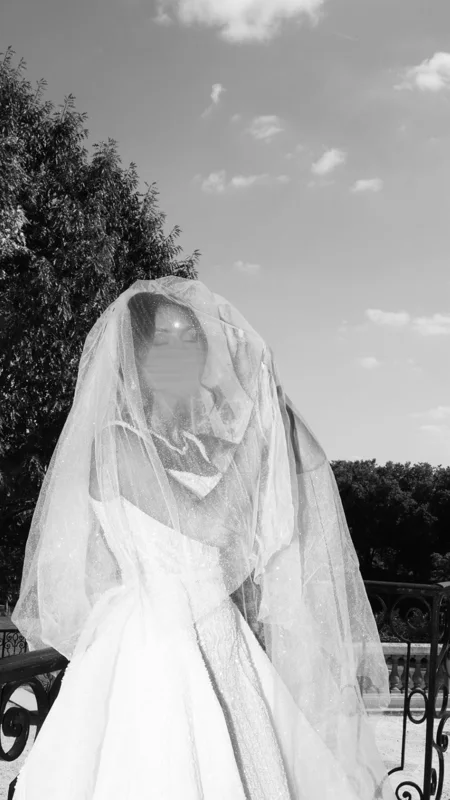 Une allure, une lumière — photographie de mariage IR STUDIO en noir et blanc