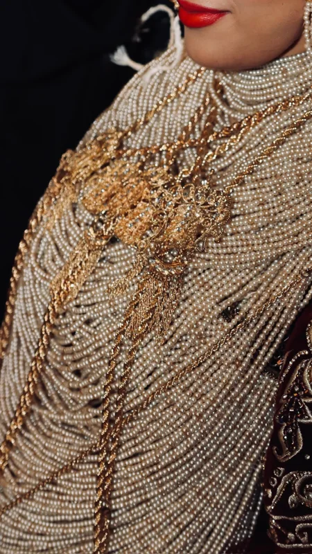 Détail de parure de cérémonie
