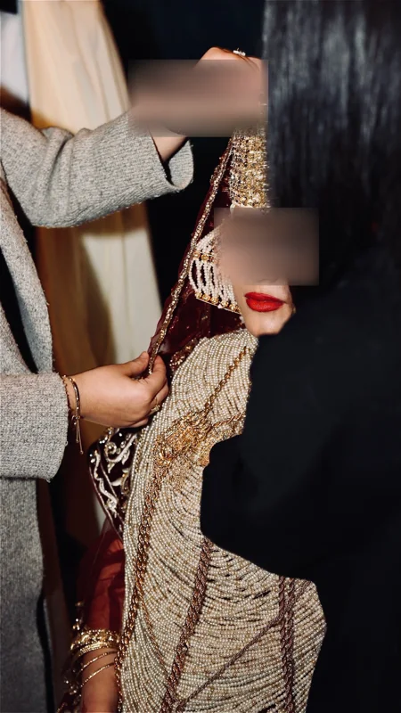 Ajustement de la coiffe et des bijoux