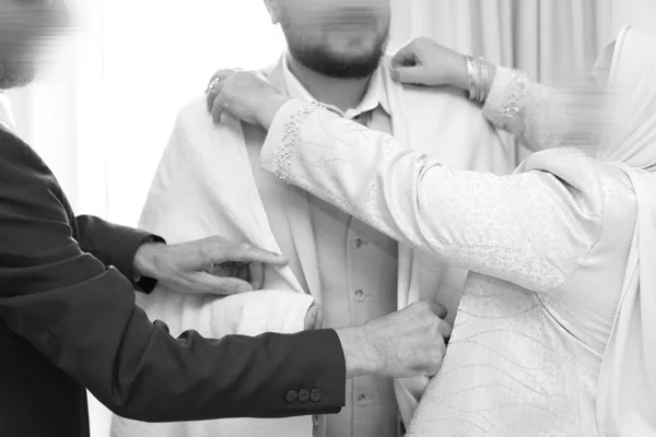 La beauté des détails — photographie de mariage IR STUDIO en noir et blanc