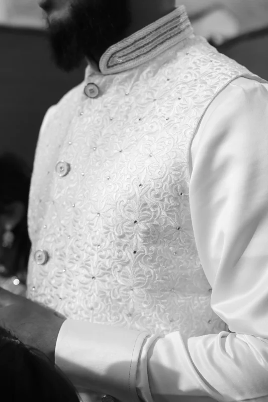 La beauté des détails — photographie de mariage IR STUDIO en noir et blanc